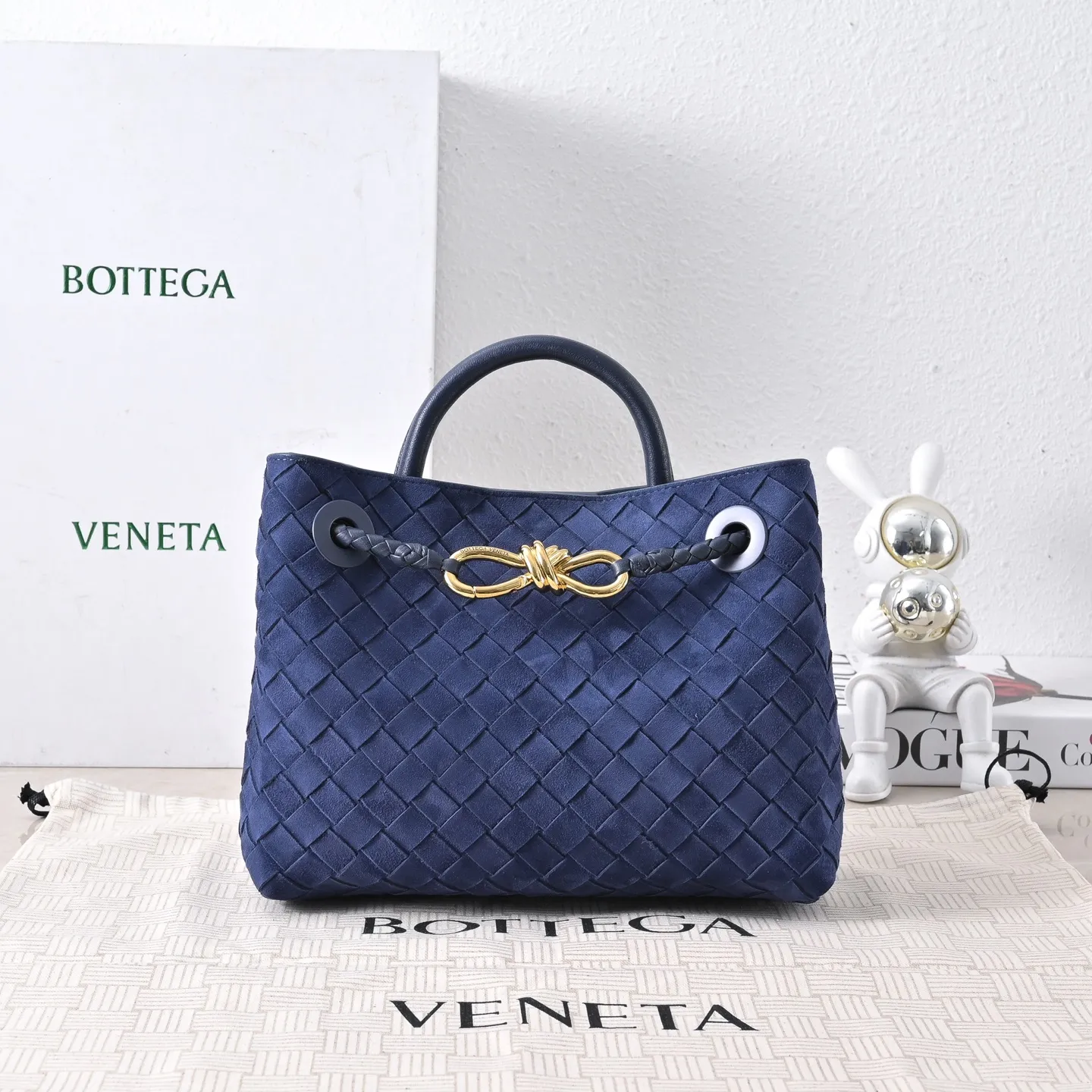 Batch 1960 #BV new suede Andiamo 🎈 Warm deerskin Andiamo for autumn and winter is here🍂 Made of cashmere calf deerskin, the touch is softer and more delicate, and the overall body is very full and high-end! The shoulder strap has a sliding metal knot buckle that can be adjusted at will. It can be carried on the shoulder/handheld/cross-body in various ways. The bag has a large capacity and is suitable for commuting/daily use/traveling. This bag is divided into small/medium/large sizes. There is always one that suits you. Then take me with you🎀🎀 Dimensions: 25x22x10.5 Model: 7463